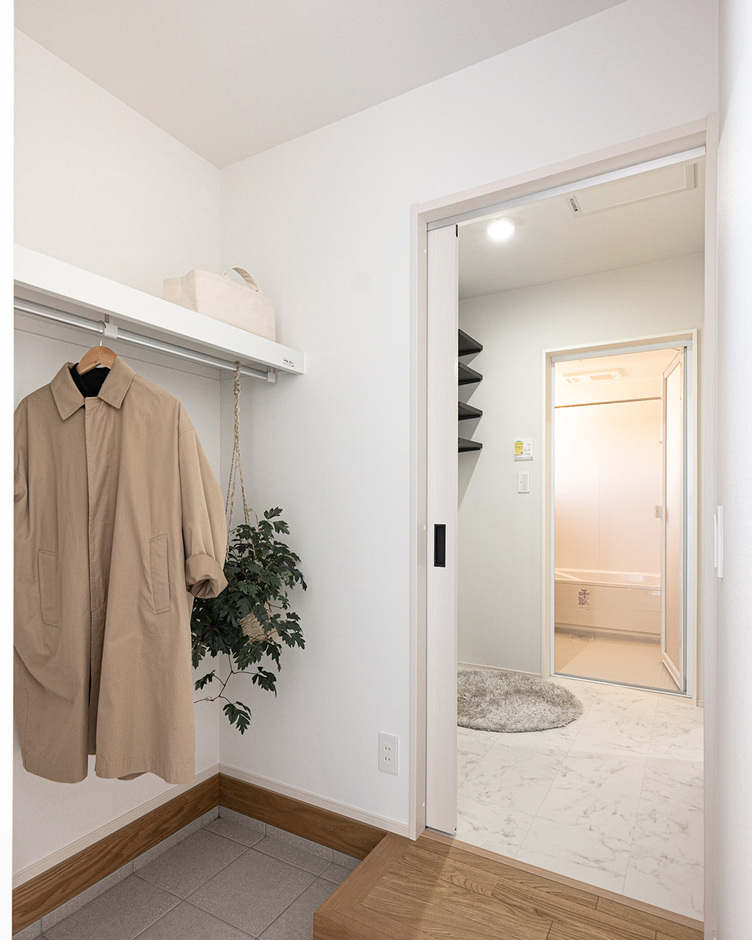 ハンガー収納のある玄関から、脱衣場、お風呂へとつながる動線