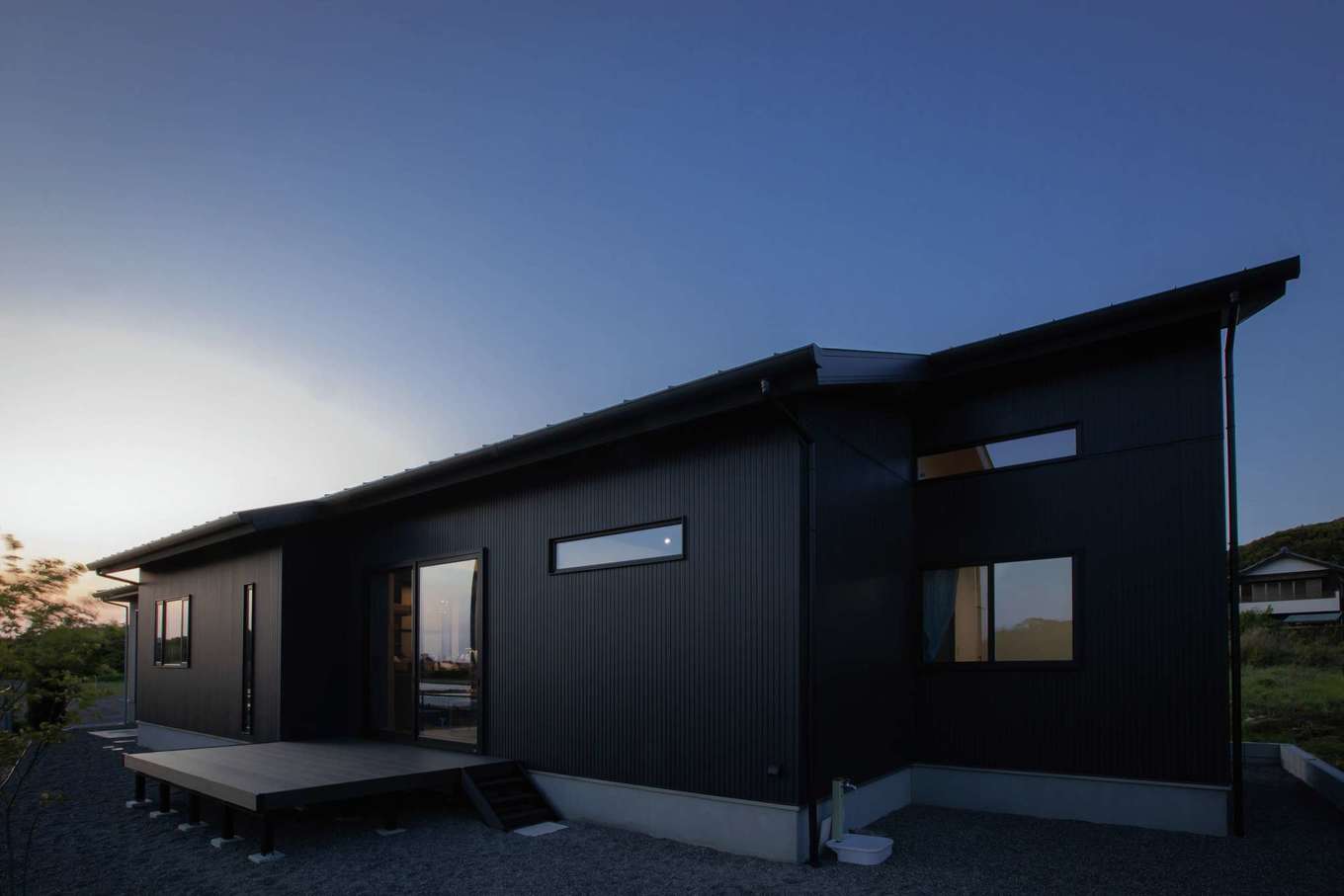 Yamaguchi Design 【自然素材、平屋、ガレージ】片流れの屋根と濃いグレーの外壁がマッチした外観