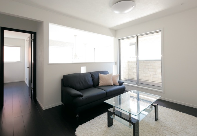 2階ホールのくつろぎスペース。「友人が大勢集まった時、吹き抜けでつながる感じがよくて」とMさん