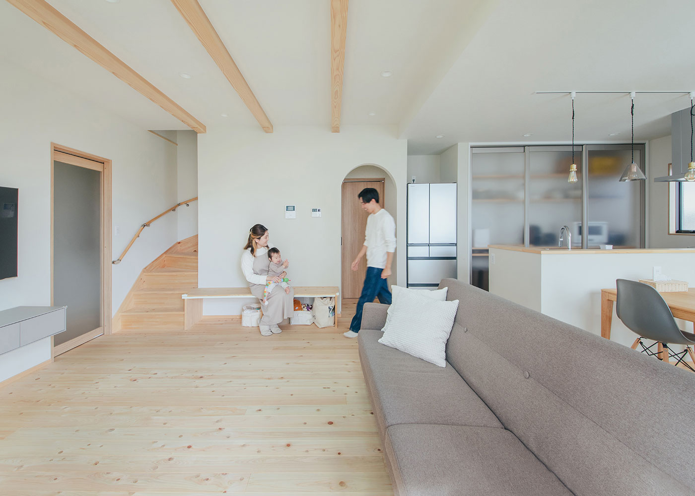 フジモクの家（富士木材）【デザイン住宅、子育て、自然素材】玄関からLDKへ。水回りを経由してサロンへ。1階から2階へ。家族の自然な交差と暮らしやすさが得られるよう計画されている