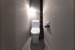 グレーを基調とした、落ち着きが感じるトイレット
壁には小さなニッチを取り入れることで、ペーパーや日用品をすっきりと収納することができます。