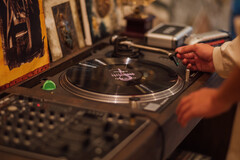 レコードプレーヤーとミキサーが置かれた音楽ディスプレイスペース。ビンテージ感漂うアナログ機器がミュージックタイムを豊かにする。