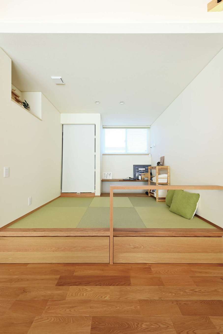 神谷綜合建設 カミヤの家【デザイン住宅、和風、平屋】和室はあえて小上がりにすることで、床よりも座りやすく、立ち上がりやすい。奥にある掘りごたつのカウンターや、造作したモダンな手すりが、便利さをプラス