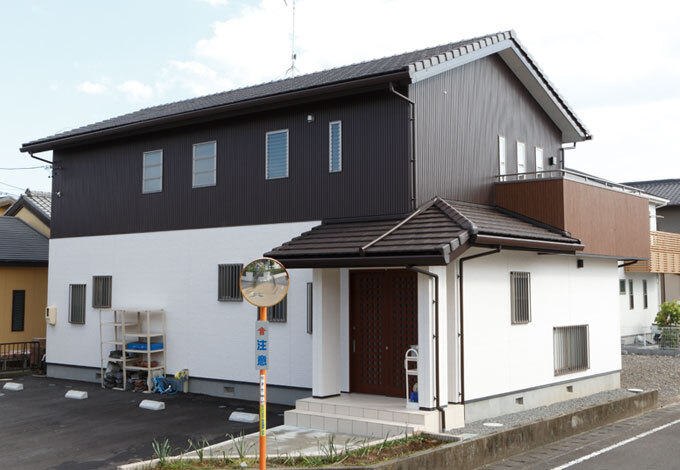 ダークなブラウンと白のツートンカラーは、ご夫婦共通の好み