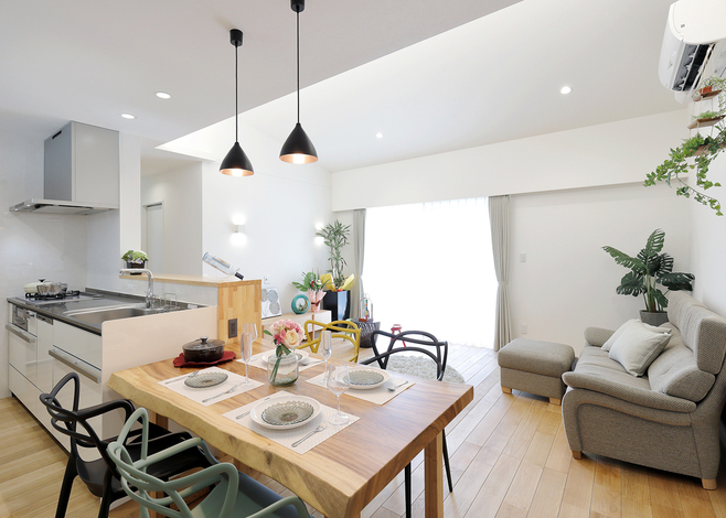 光をたっぷり取り込み温かな印象のLDKに。夜は間接照明の優しい光で贅沢なひと時を演出