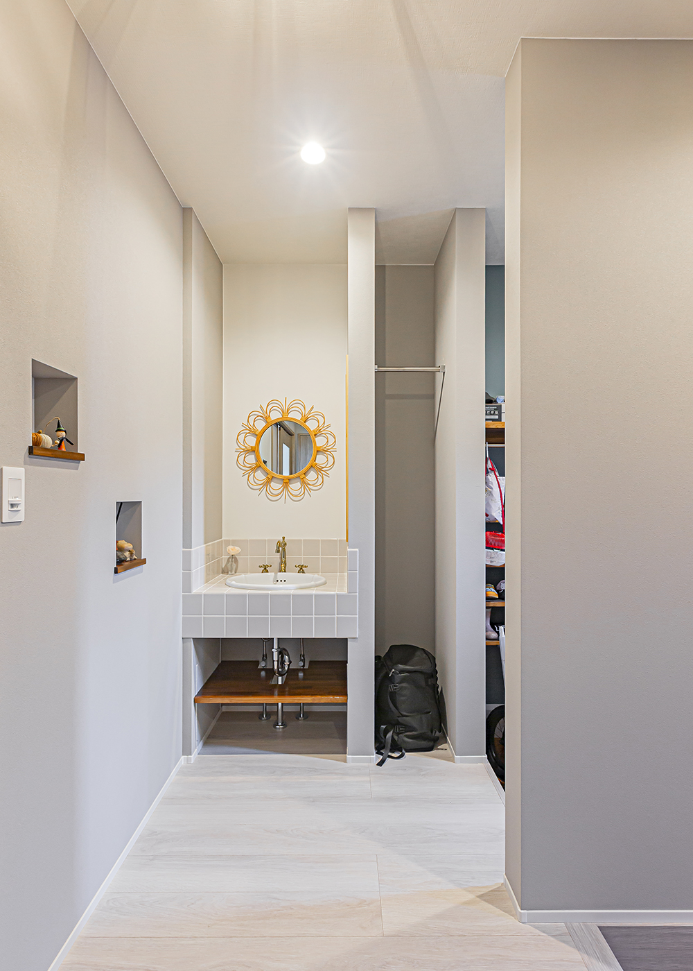 cozy house（小塚建設）【子育て、間取り、インテリア】玄関ホールの手洗いスペースと上着などの衣類も掛けられるコンパクトなクローゼット