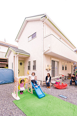 土地の入り口を奥さまの姉世帯と共有して、広い遊び場を確保。同じ年頃のお子さんもいるので、一緒に遊ぶことも多いそう