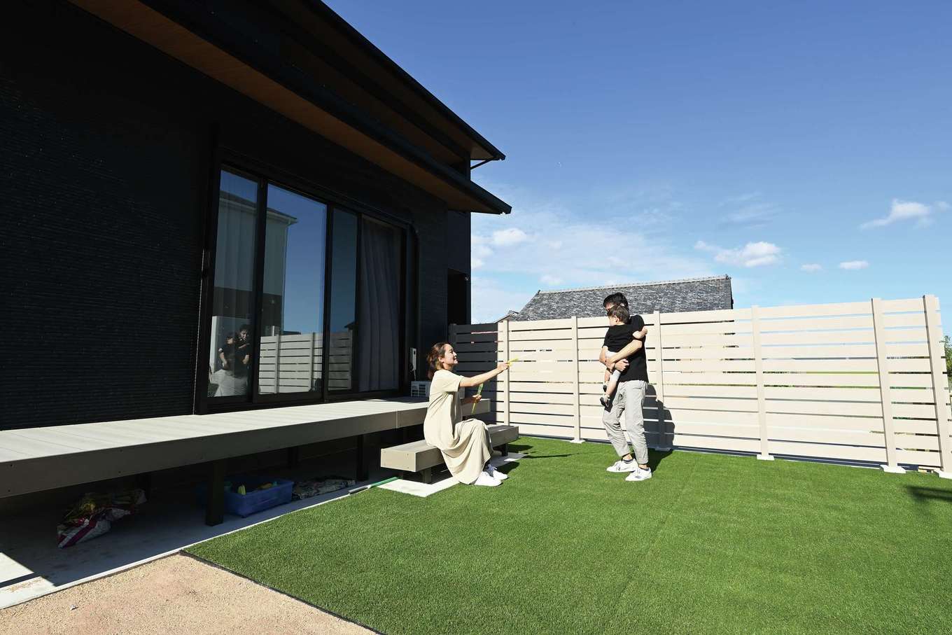 幹工務店【デザイン住宅、趣味、間取り】庭には広いデッキを設け、人工芝を敷いた。子どもがのびのび遊んだり、BBQをしたりと楽しみも無限大