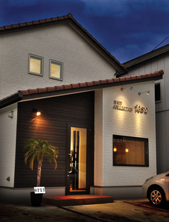 アジアンテイストの外観にヤシの木が目印のヘアサロン