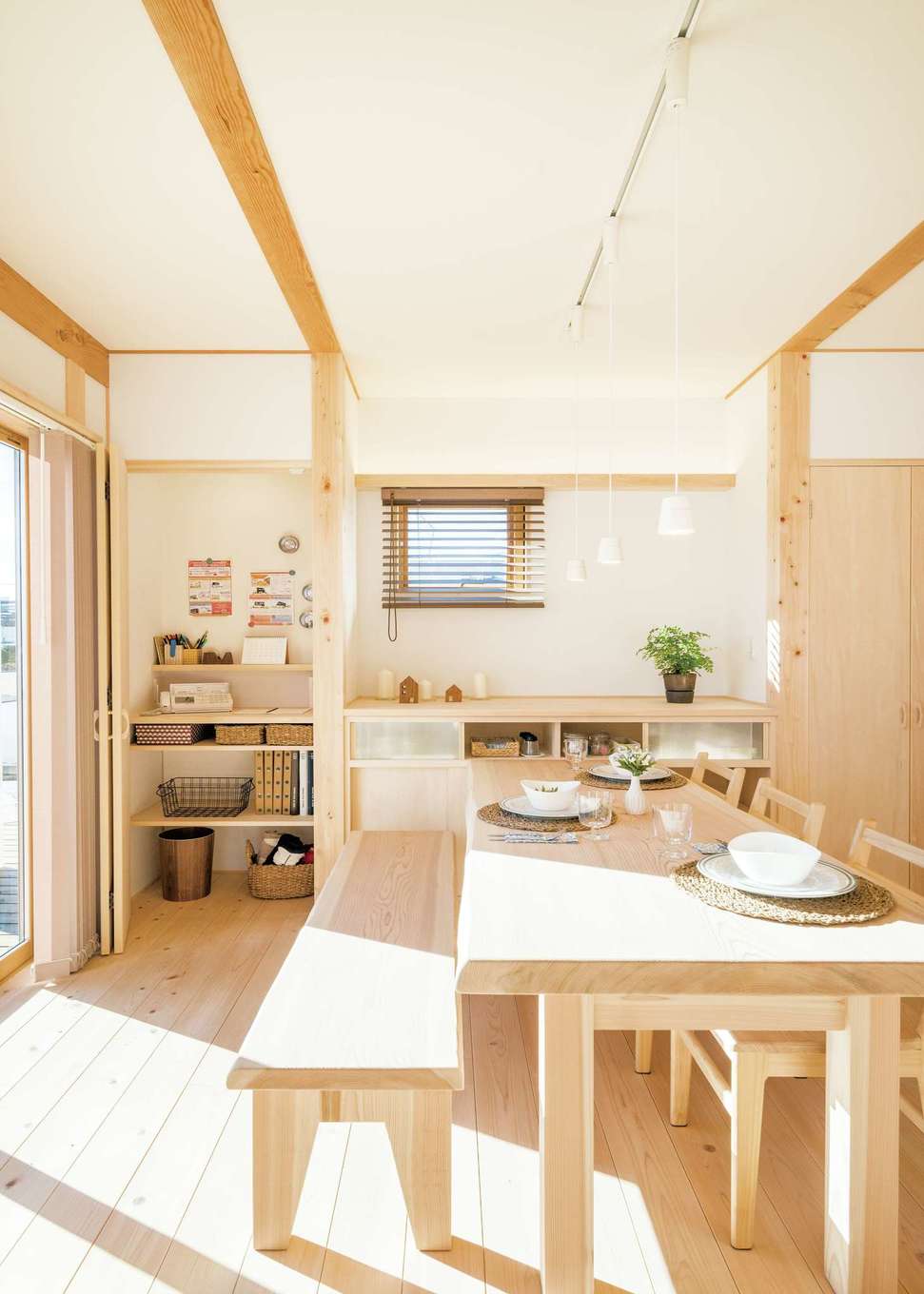 福工房【富士市今井348-4 SBSマイホームセンター富士展示場・モデルハウス】収納棚と高さを揃えたダイニングテーブルを製作。リビング収納の壁はマグネット式で掲示物を貼っておける