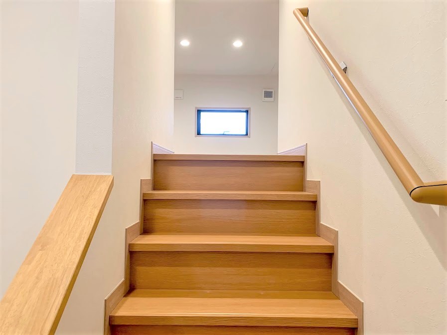 ミサワホーム静岡【収納力、平屋、スキップフロア】階段を備えた6畳のロフトは、移動がラクで使いやすい。個室のクローゼットには収納しきれない季節の衣類や趣味の品など、家族それぞれのアイテムをしまうのにも便利