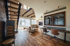 キッチン前のカウンターは、カフェのよう♪猫ちゃんが安全の為にキッチンに入れないようにデザイン窓で区切っています。しかし、キッチンに立つ人が孤立しないように、ガラス窓になっていてまた、空気がこもらないように上部が少し空いているのもポイント！！