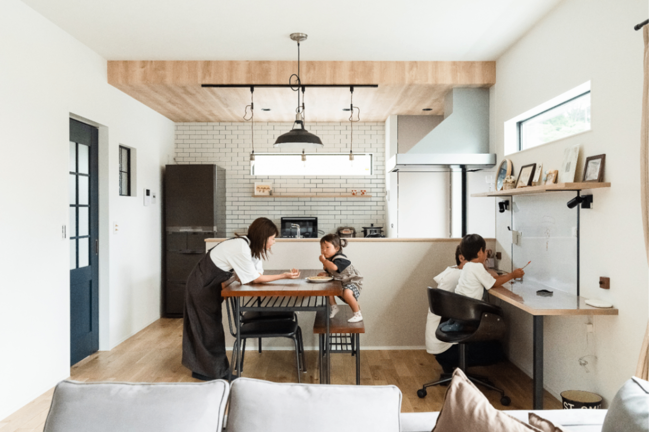 ひだまり工房【子育て、収納力、間取り】シンプルな中にも洗練されたデザインセンスが光る北欧スタイルのLDK。キッチンの下がり天井が空間のアクセントとなっています。