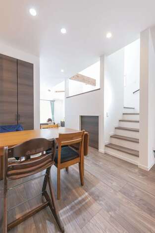 中2階を中心にリビングとダイニングキッチンがほどよい距離感で配置されている。下は大きな収納で機能的に