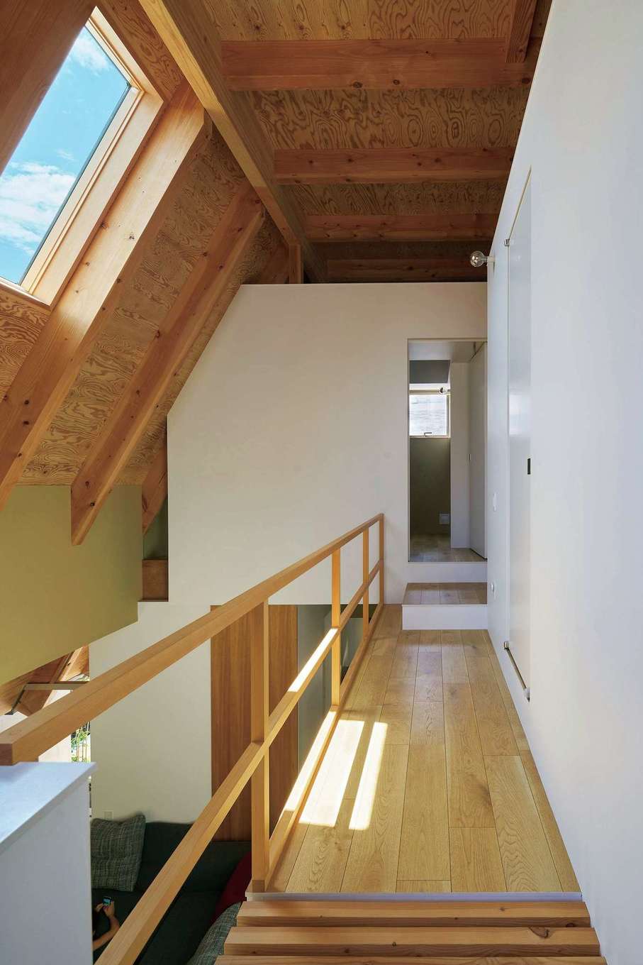 MABUCHI【デザイン住宅、間取り、建築家】天窓からの光を浴びながら空中廊下を渡って子ども部屋へ