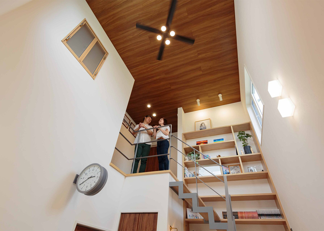 玄関ホールを見上げると開放的！