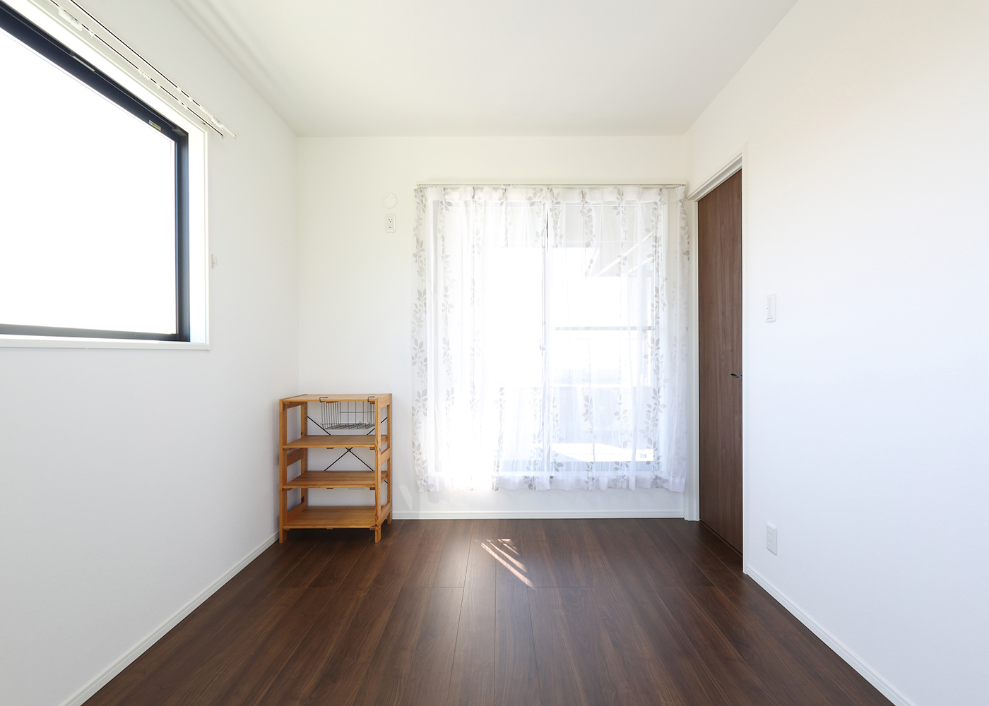 丸昇彦坂建設【デザイン住宅、趣味、インテリア】南側に位置する寝室。採光は勿論のこと白のクロスと無垢の床材が部屋に温かさを与えてくれる