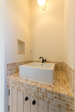 ２階の洗面は、家族だけが使う場所。洗面が楽しくなるような空間に