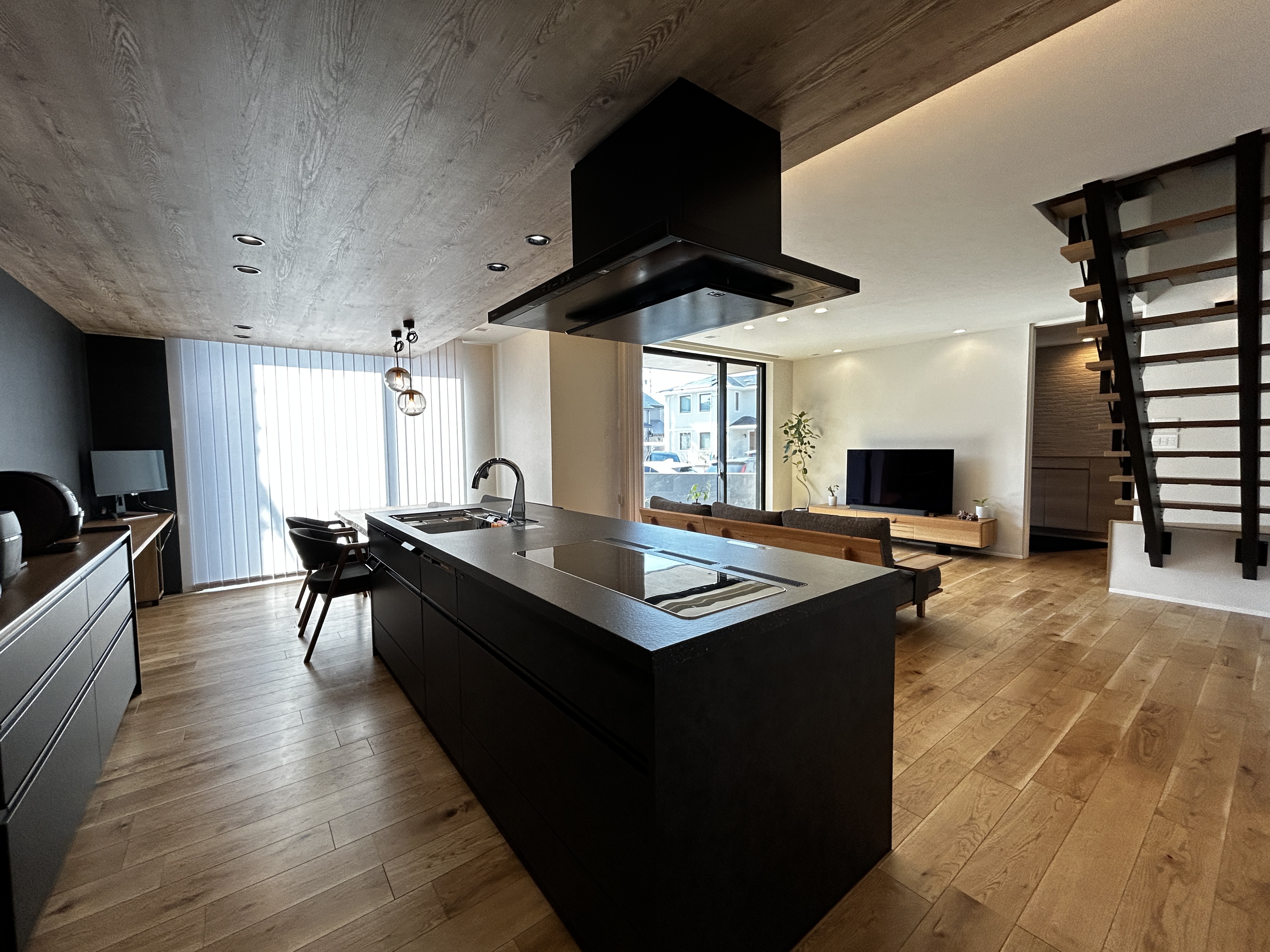 パナソニックホームズ中部第一支社 愛知第一支店・愛知第二支店｜モダンなデザインのLDKで、広々としたオープンスペースが印象的である。中央に位置するアイランドキッチンが特徴的で、家族とのコミュニケーションが促進される配置となっている。