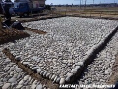 伝統の技を今に。丈夫な家造りは強固な基礎つくりから　割栗石の基礎作り！　一棟入魂の家造り　㈱カネタケ竹内建築
