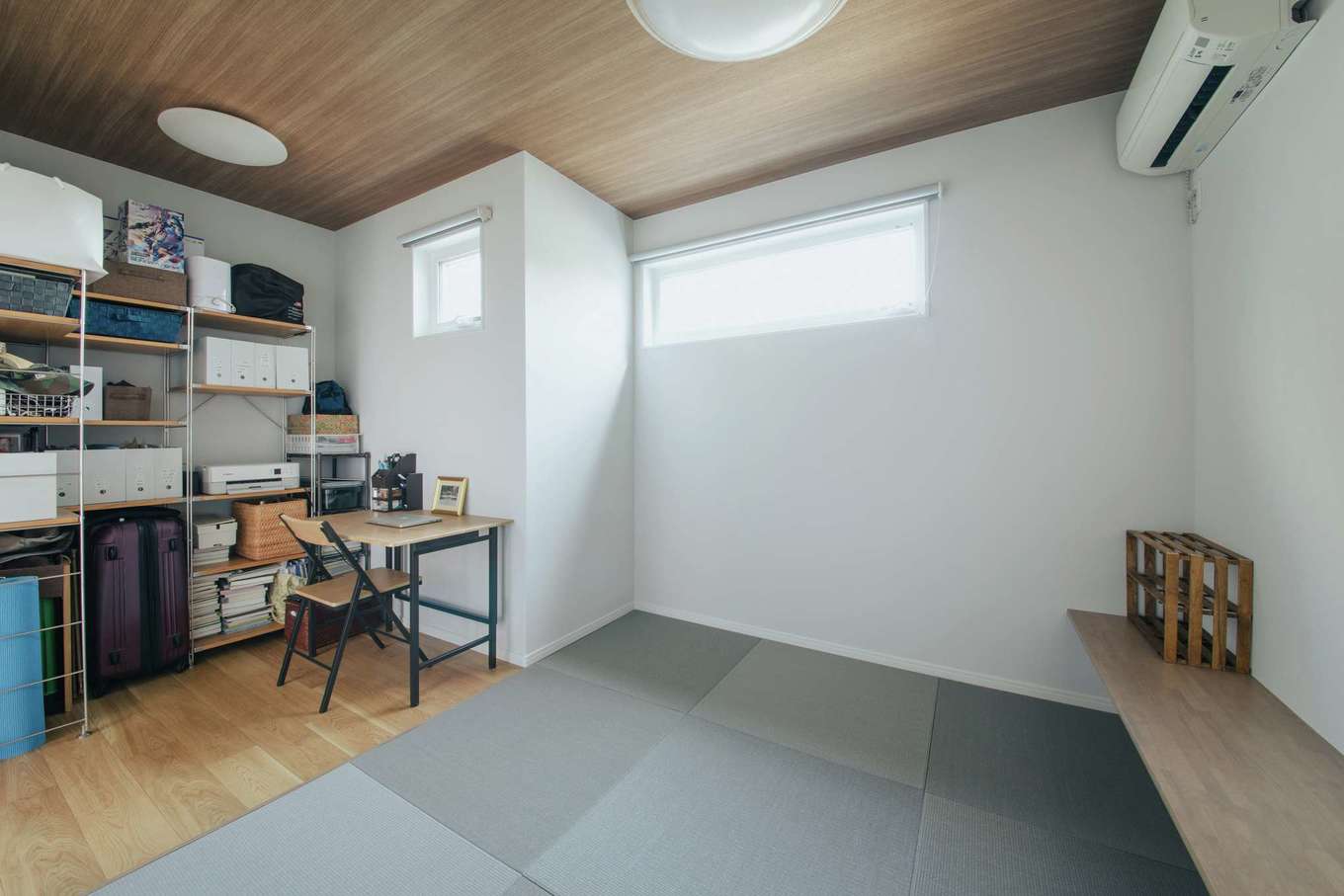 子育て安心住宅 Design Craft Office【子育て、間取り、平屋】壁際にカウンターを用意した主寝室。テレワークの際の作業スペースにも便利