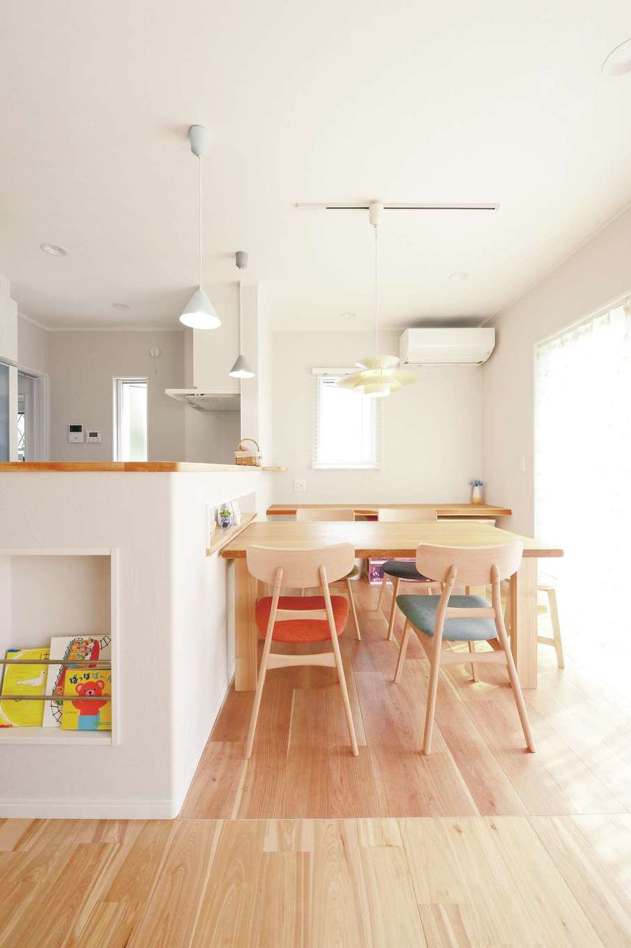 ほっと住まいる【子育て、自然素材、間取り】ダイニングテーブルは家の雰囲気に合わせて造作してもらった