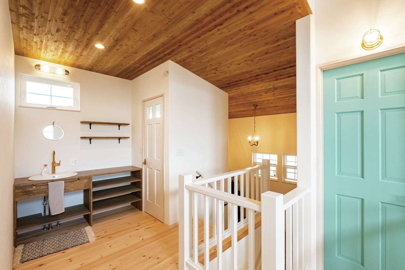 富士ホームズデザイン【デザイン住宅、間取り、スキップフロア】広々とした2階ホール。洗面台にあわせて、収納棚も造作
