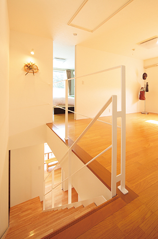 -delphi- デルフィ（藤井建築事務所） 【デザイン住宅、子育て、間取り】10畳のファミリースペースが、2階ホールに広さをもたらす。大きくつくった子ども部屋を分割するのではなく、必要となったときに閉じるという発想