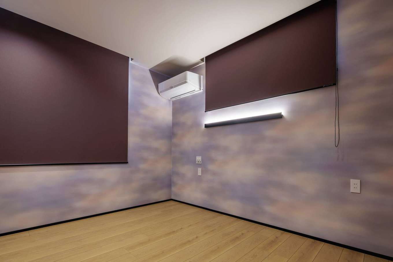 tact design firm【デザイン住宅、子育て、間取り】壁紙に特徴のある居室。落ち着いた色合いが施され、寝室や書斎としても使える多目的スペース