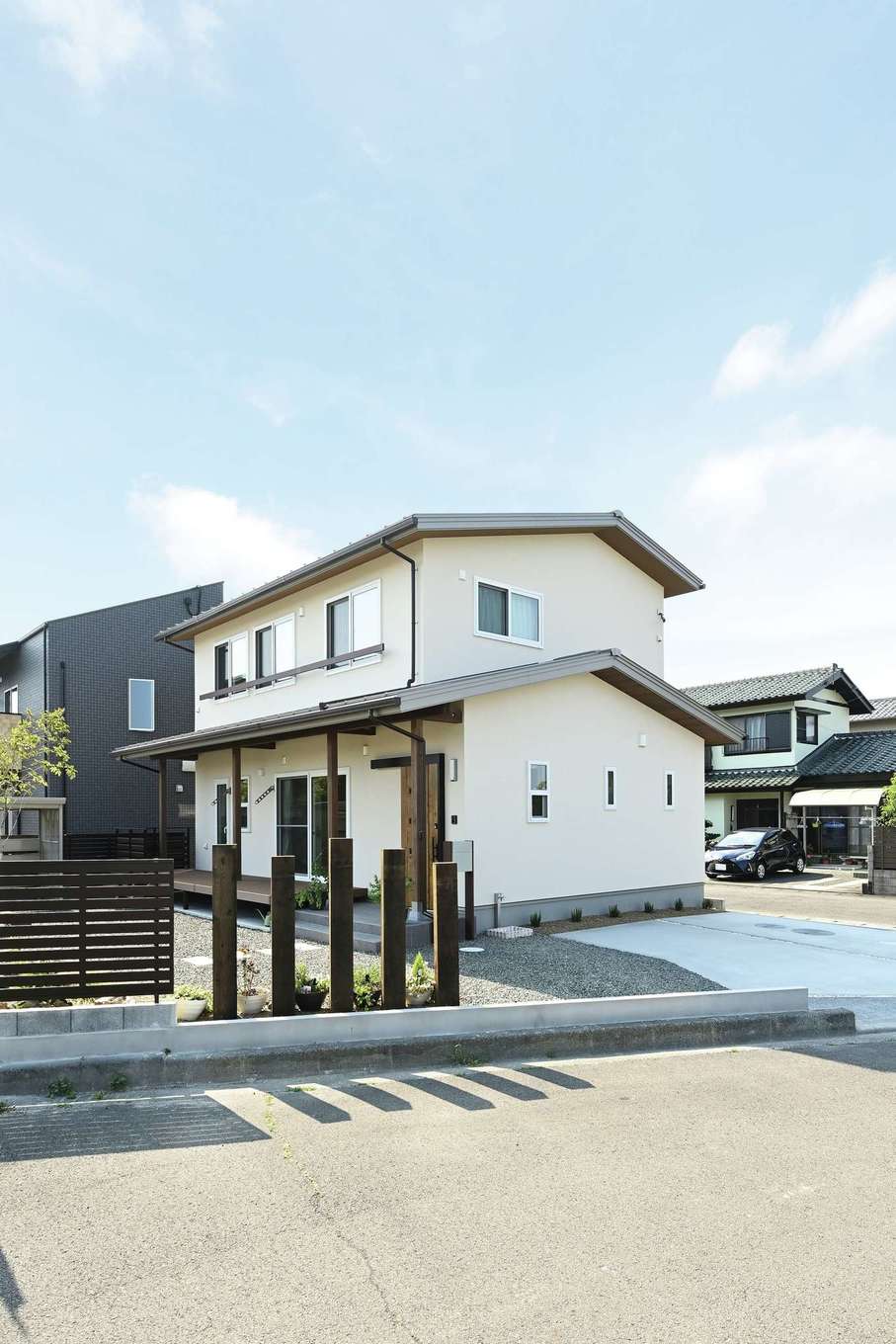 ワイズホーム【自然素材、省エネ、間取り】外構まで『ワイズホーム』が手掛け、外観と調和したビジュアルに。深い軒が夏の日差しを遮り、冷房効率もアップ