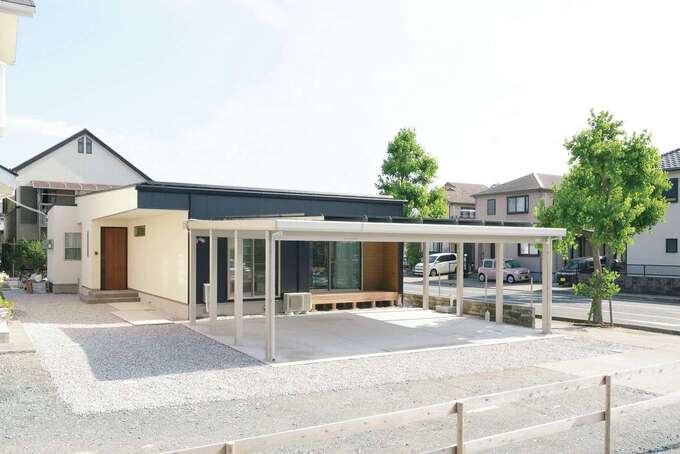 『Yamaguchi Design』らしい、スタイリッシュな平屋の外観。交通量の激しい通り沿いという立地を考慮して、信号待ちの車と目線が合わないようファサードにカーポートを設置。さらに、建物とカーポートを合わせて16kWの太陽光発電を搭載した