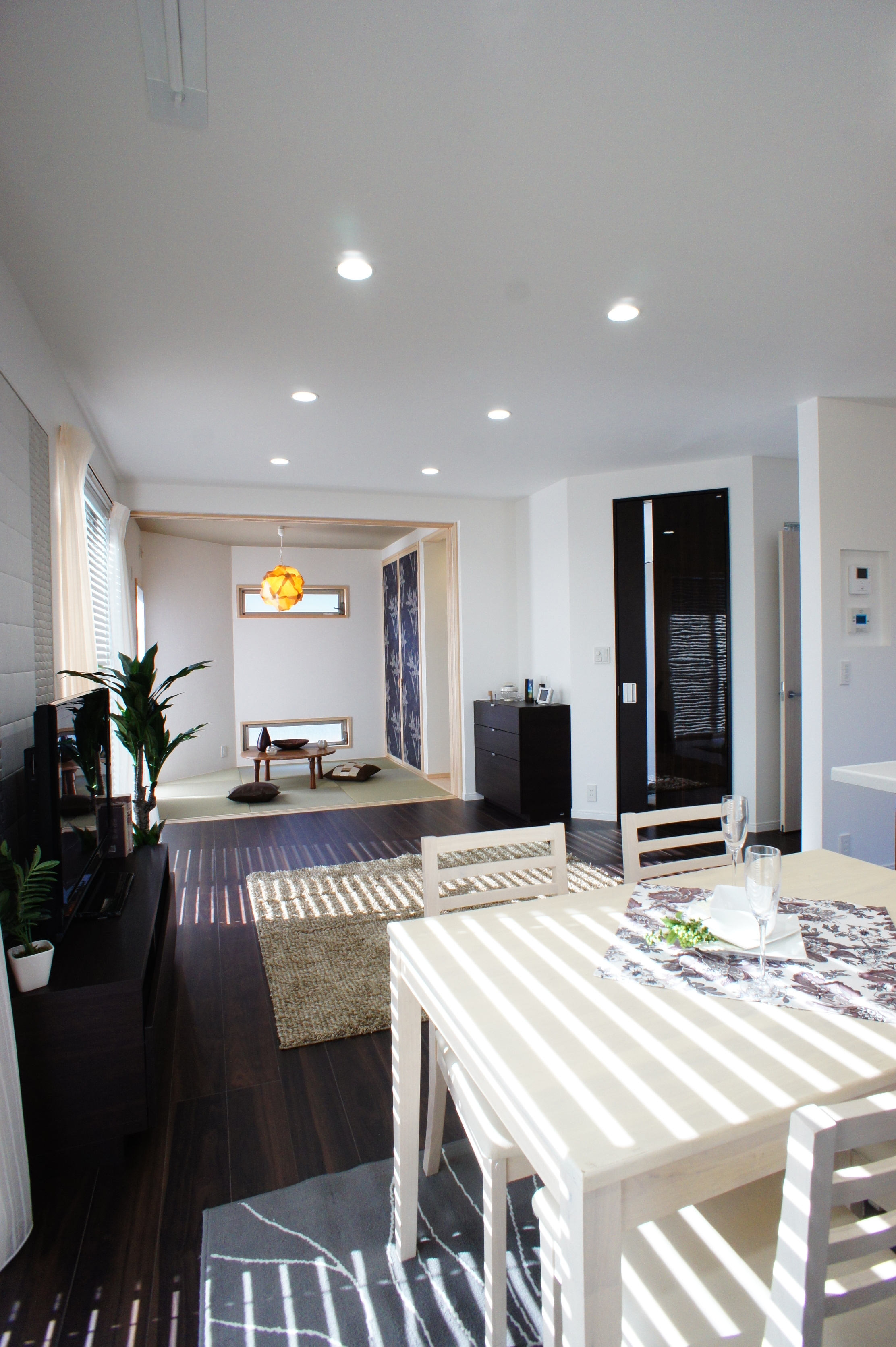 小野田産業～designers house project～｜開放的なリビングダイニング。自然光がたっぷりと注ぎ込み、木の温もりを感じるインテリアが特徴的。