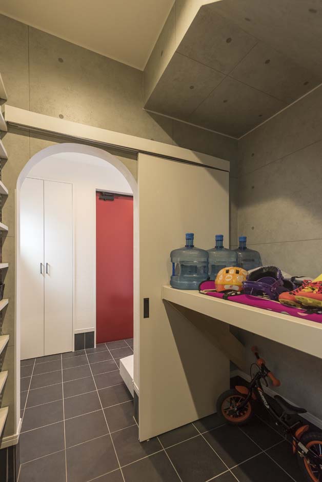 アトリエサクラ【デザイン住宅、間取り、ガレージ】シューズクロークには、子どもの遊び道具やウォーターボトルなども収納している