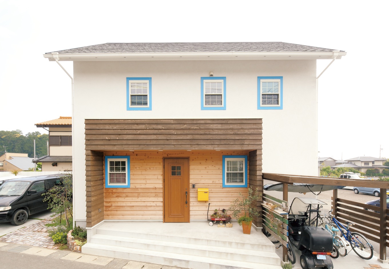 富士ホームズデザイン【デザイン住宅、輸入住宅、趣味】ポーチ以外の外壁はコテ柄を活かした塗り壁。白×無垢の組み合わせがアメリカン