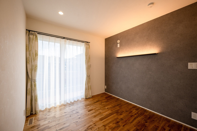 寝室はクロスと間接照明でほっとする空間に