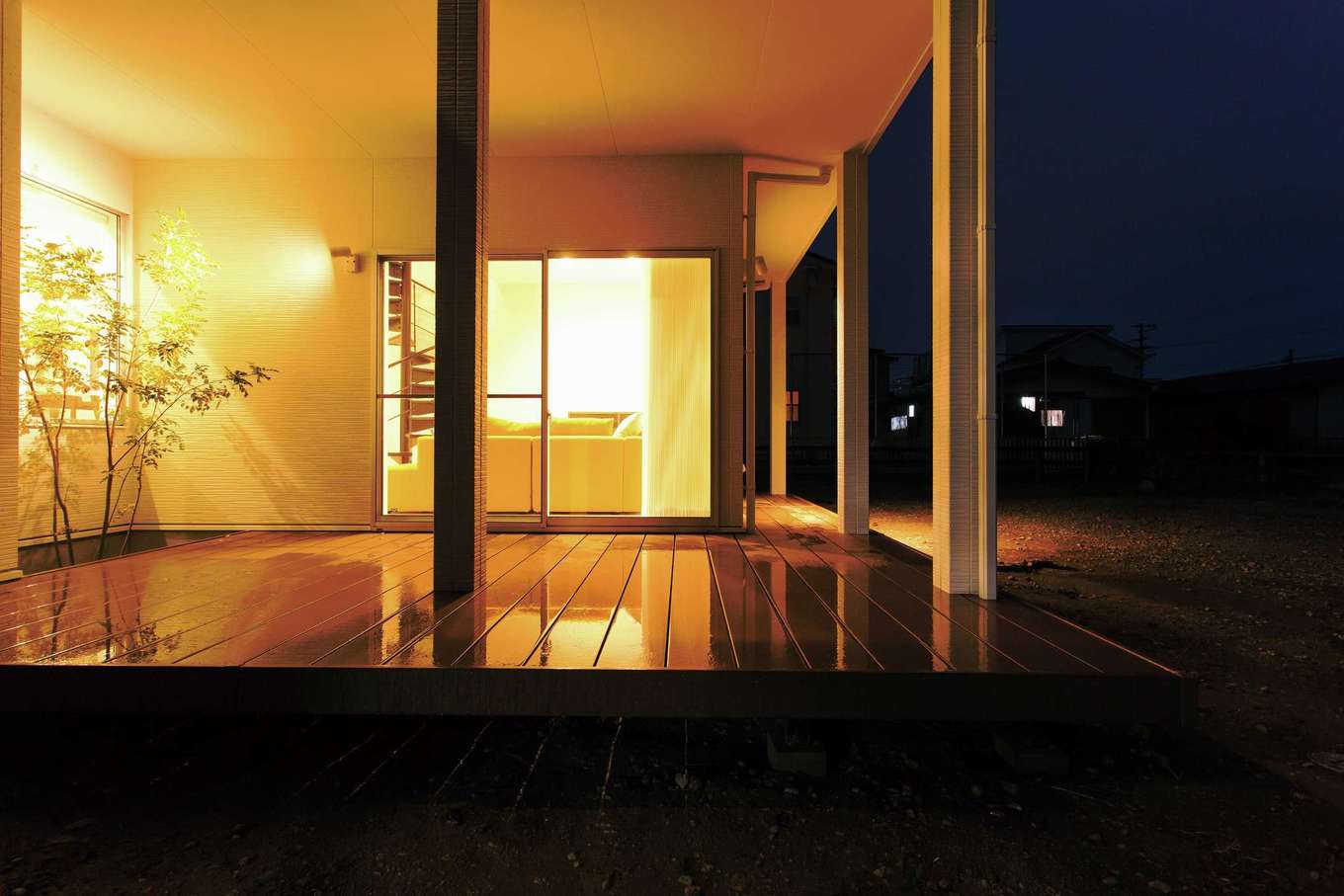 ARRCH アーチ【デザイン住宅、建築家、インテリア】外と中をつなぐ大きなウッドデッキはアウターリビングとして大活躍