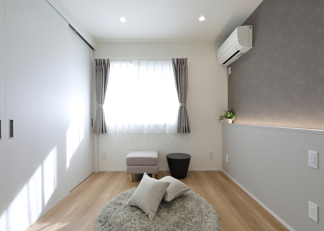 朝日が気持ちの良い寝室。たっぷり収納ができるのが嬉しいポイント