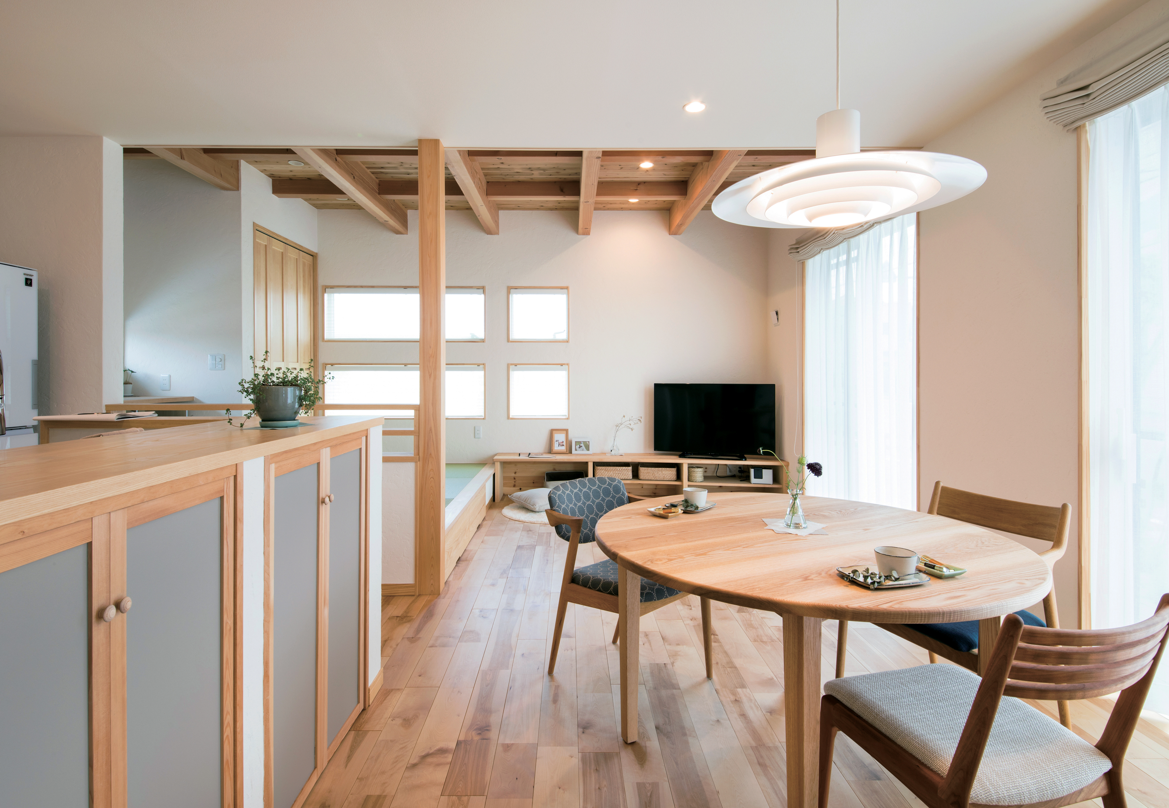 アンシンハウズ【豊田市高丘新町上平地116-6・モデルハウス】きれいな空気がゆったりと流れるナチュラルな空間で心も身体もHAPPY♪キッチンに造作した大容量のファミリークロークはサッと物を収納できて便利