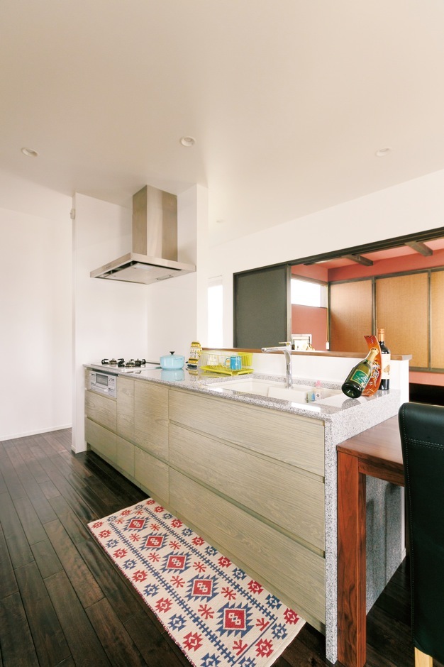 デザインと使い勝手を両立した納得オリジナルのアイランドキッチンはインテリアの主役。赤ちゃんの様子が見えるよう、すぐ目の前に和室をレイアウトした