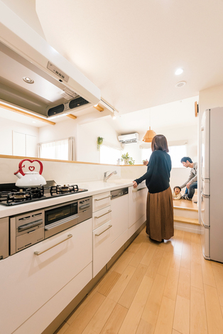 キッチンとダイニングの間にある段差が、ママと家族の距離を縮める