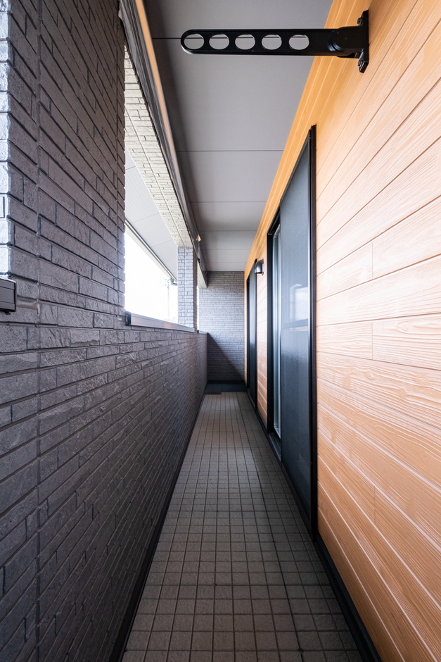 5.2畳の部屋と9.3畳の寝室が繋がる広く取ったベランダバルコニー。軒が深いので、洗濯物が急な雨で濡れる心配がない