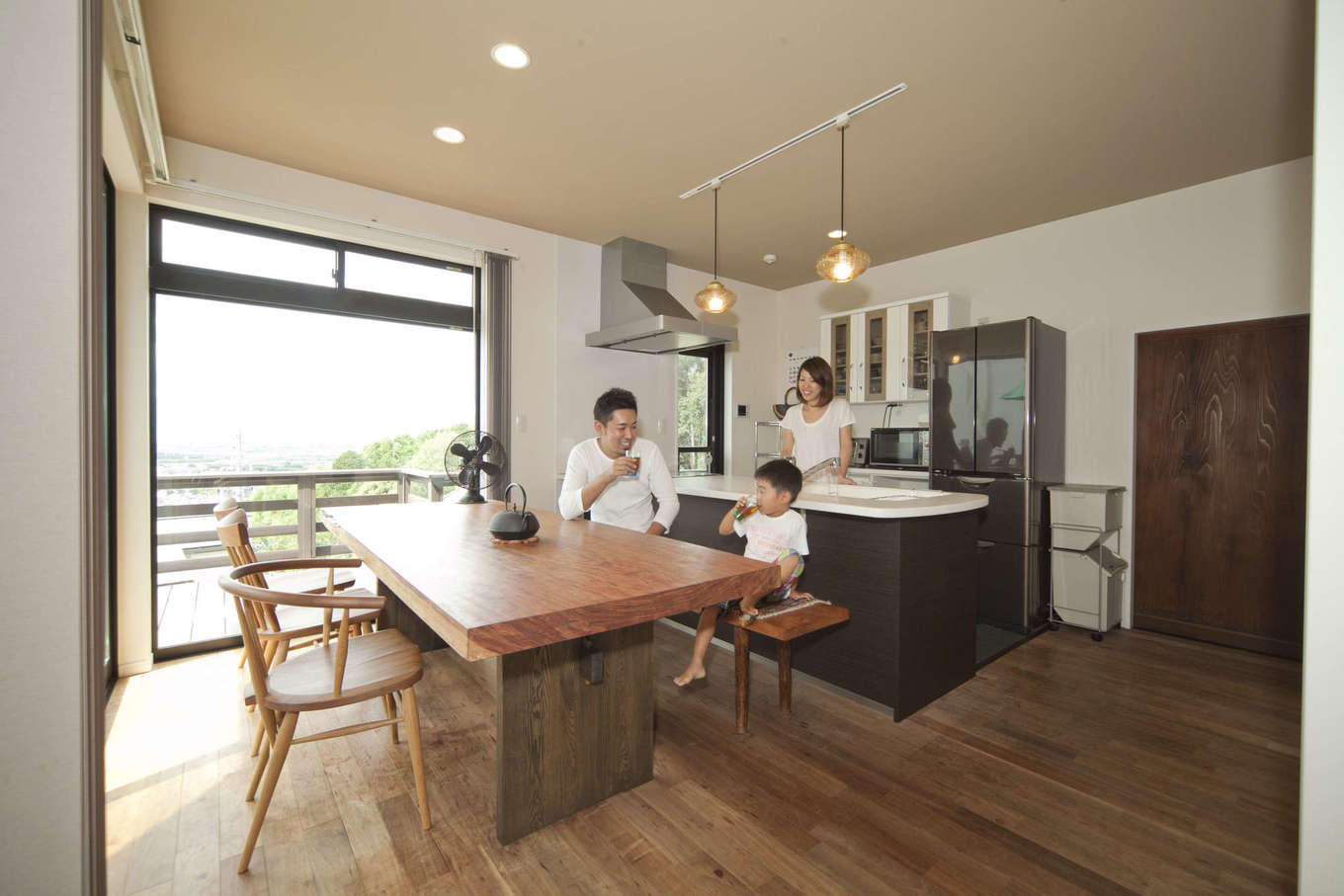 吉川住建【和風、自然素材】ダイニングキッチンの全開口サッシを開けるとウッドデッキへ。外と中の一体感が気持ちいい。一枚板のダイニングテーブルはY邸のシンボル