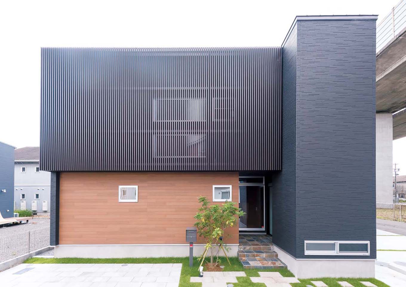 TDホーム静岡西 ウエストンホームズ【デザイン住宅、和風、自然素材】外観は豊富なラインナップからスタイリッシュな「F‐Style」を採用。シンプルな意匠とコントラスが美しい