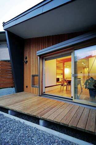 石牧建築｜イベントや庭を見て過ごす時間を楽しむウッドデッキ