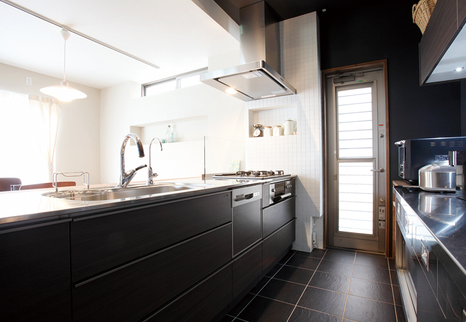 カフェの厨房をヒントに、空間を引き締める色づかいや業務用の作業台を採用