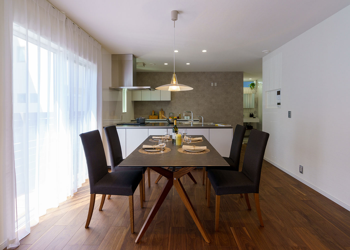 寺田工務店【デザイン住宅、省エネ、間取り】掃き出し窓から十分な光が招かれるダイニングスペース。明るく広々としたダイニングが、いつもの食事時間に彩りを添え、よりゆったりと過ごせる楽しいひとときにしてくれる