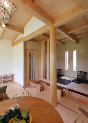 LDKの横には多目的に活用できる小上がりの畳コーナーを設置