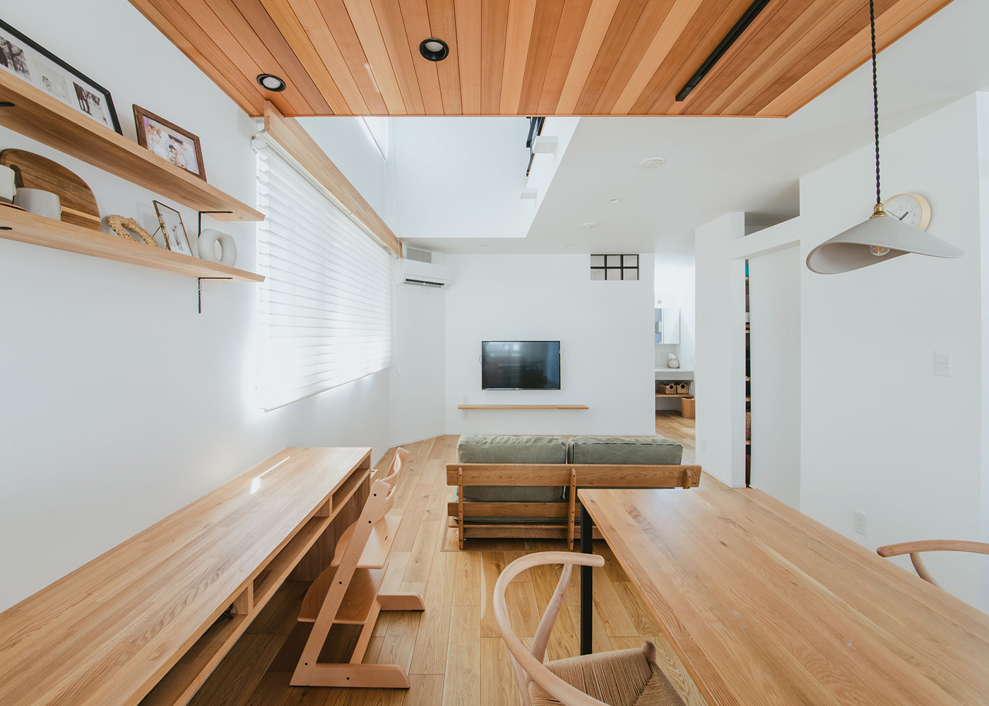 ainoa.life くらはし建築【子育て、収納力、間取り】キッチンの上にはレッドシダーの折り下げ天井を採用。リビングの吹き抜けからの自然光の優しい光でくつろぎの空間に