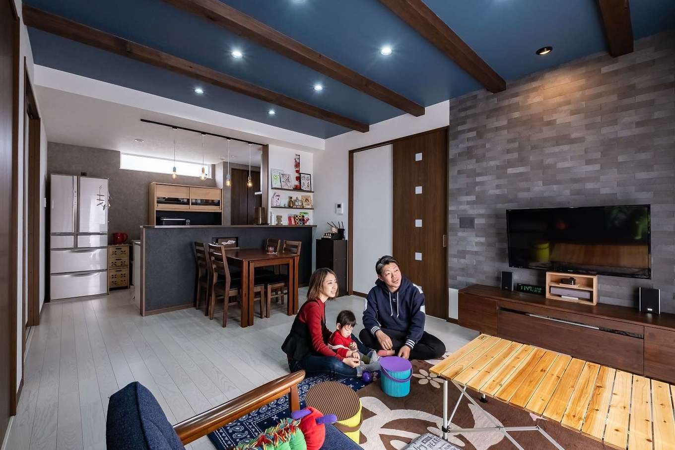 イデキョウホーム【デザイン住宅、省エネ、間取り】明るい光が降り注ぐLDK。特にこだわった天井の梁は、何本出すか、向きはどうするか、間隔をどの程度とるかなど、何回も打合せを重ねてできたお気に入り