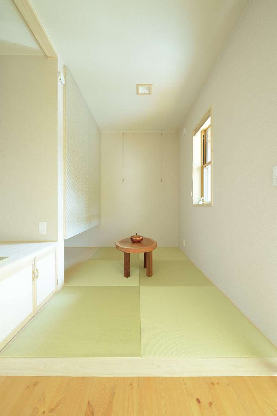 REIWA HOUSE（令和ハウス）【デザイン住宅、自然素材、省エネ】リビングに隣接する畳スペースはロールカーテンで仕切ってゲストの寝室にも